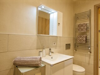 Modernes Bad mit Dusche und Fenster