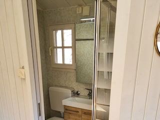 Kleines Badezimmer mit Dusche und Fenster