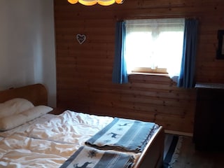 Schlafzimmer mit Doppelbett