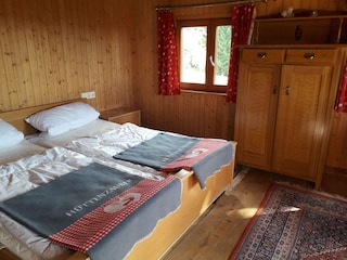 Geräumiges Zimmer mit Doppelbett und Etagenbett