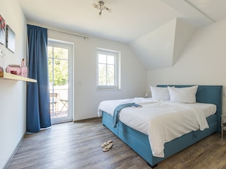 Schlafzimmer mit Doppelbett im 1. OG