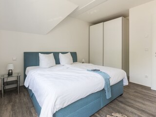 Schlafzimmer mit Doppelbett im 1. OG