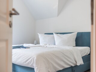Schlafzimmer mit Doppelbett im 1. OG