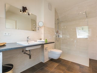Badezimmer II im Dachgeschoss