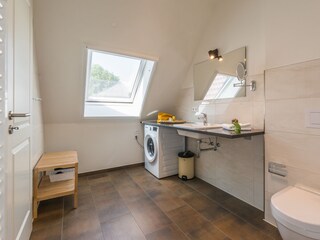 Badezimmer II im Dachgeschoss