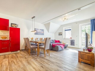 Geräumiges Wohn- und Esszimmer mit offener Küche