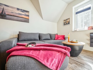 Geräumiges Wohn- und Esszimmer mit offener Küche