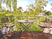 Balkon mit Sitzgelegenheit und Blick auf den Dünenwald