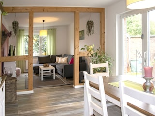 Esszimmer mit Blick ins Wohnzimmer
