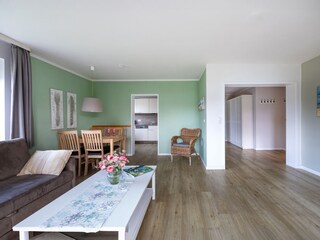 Großzügiges Wohnzimmer mit Essbereich