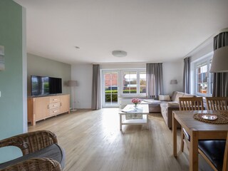 Wohn- und Essbereich mit Blick auf die Terrasse