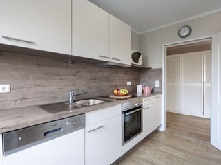 Küche mit Blick auf den Eingangsbereich / Flur