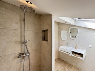 LouLou Beachhouse Dusche Luxus
