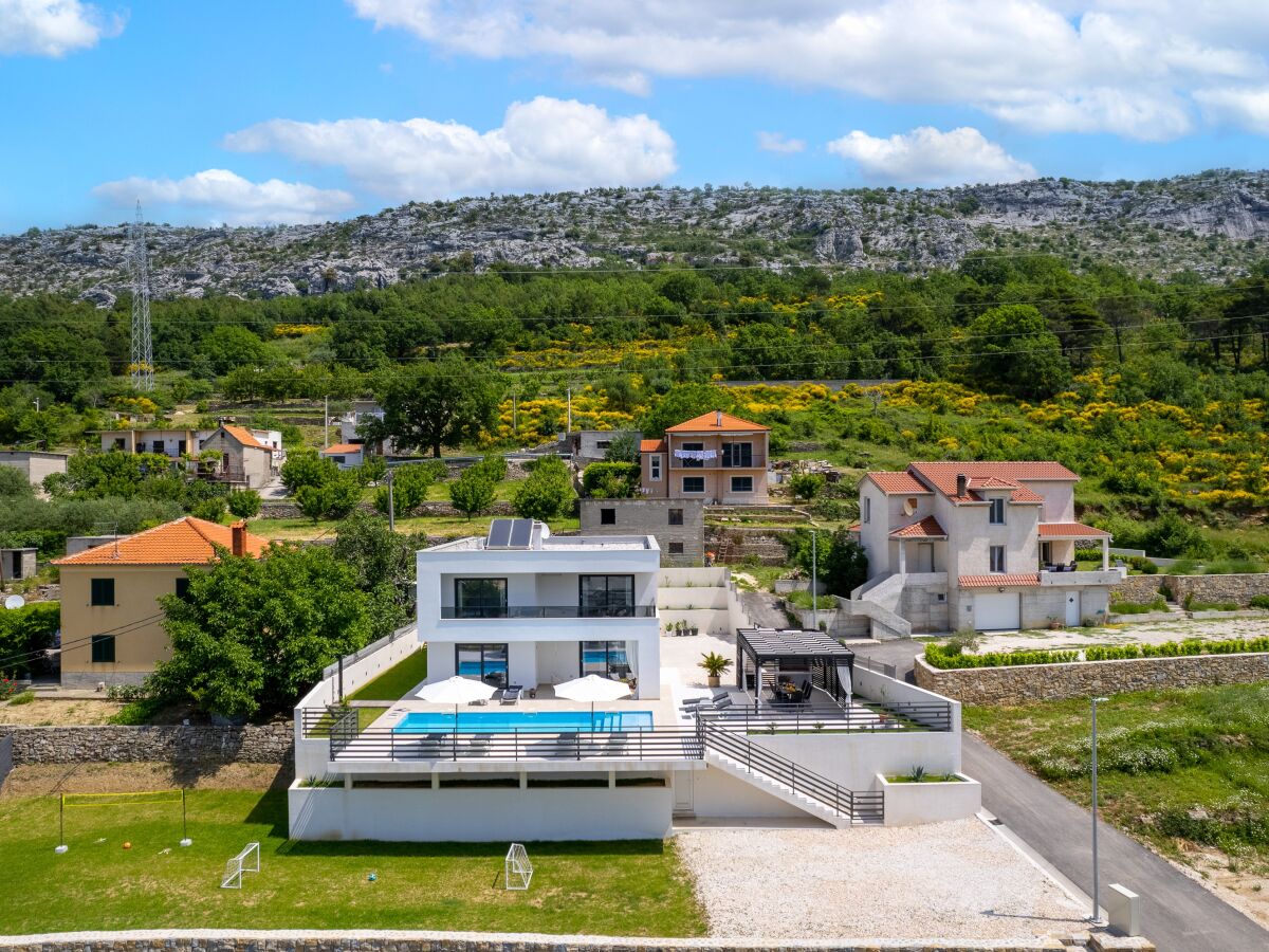 Blick auf die Villa Mirage mit Kinderspielplatz