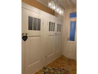 Flur mit Wandschrank zum Bad