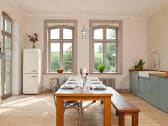 Esstisch und Küche in der Wohnung Rheinsberg