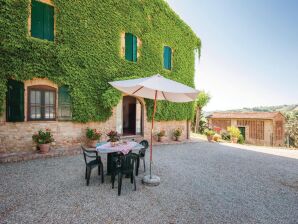 Belvilla by OYO Tranquil Farmhouse with Pool - San Gimignano - image1