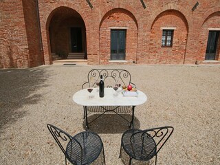 Farmhouse Valiano Outdoor Recording 16