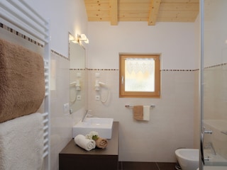 Badezimmer mit Dusche, WC, Bidet, Handtuchhalter, Föhn