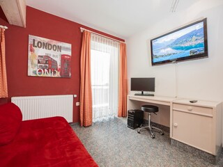 Schlafzimmer mit TV u. PC