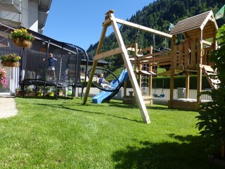 Spielplatz mit Trampolin, Schaukeln, Sandkiste und Turm