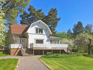 Holiday house 8 person holiday home in ÅKERSBERGA - Ljusterö - image1