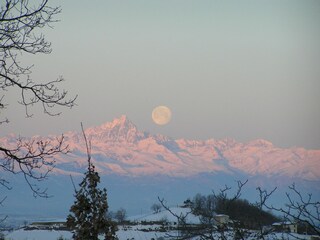 Mond über dem Monviso