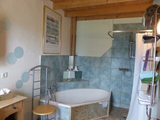 Bad mit Dusche und Badewanne