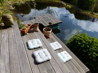 Sitz- und Liegefläche am Schwimmteich