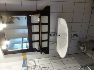 Kleines Bad mit Dusche