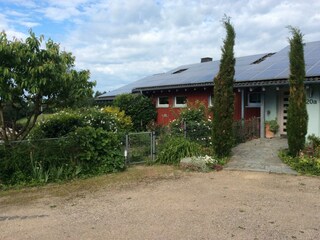 Parkplatz und Zugang zum Haus