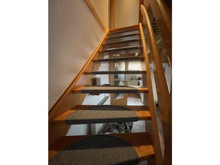 Treppe zu den Schlafräumen, Treppengitter vorhanden