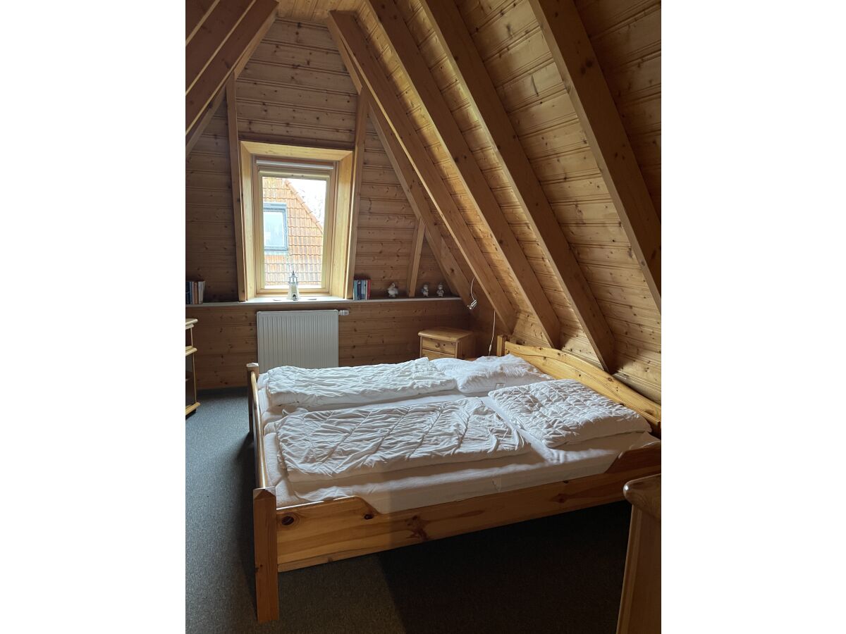 Schlafzimmer mit Doppelbett