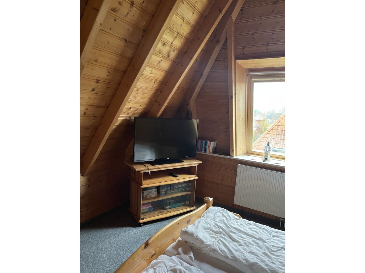 Fernseher im Schlafzimmer mit Doppelbett