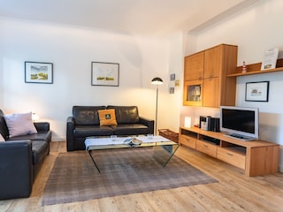 Gemütlicher Wohnbereich mit Flat-TV