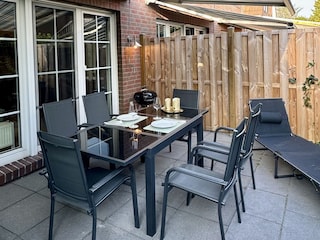 Eingezäunte Terrasse mit Markise
