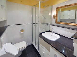 Badezimmer mit Glasdusche