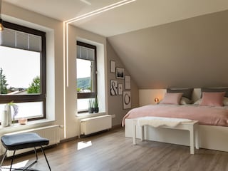 Schlafzimmer mit Blick in den Garten