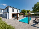 Villa Beeches mit Pool