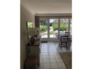 Wohnzimmer mit Blick auf die Terrasse