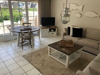 Wohnzimmer mit Blick nach draußen