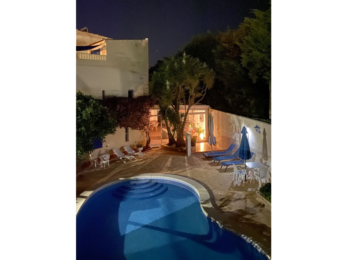 Pool & Lounge bei Nacht