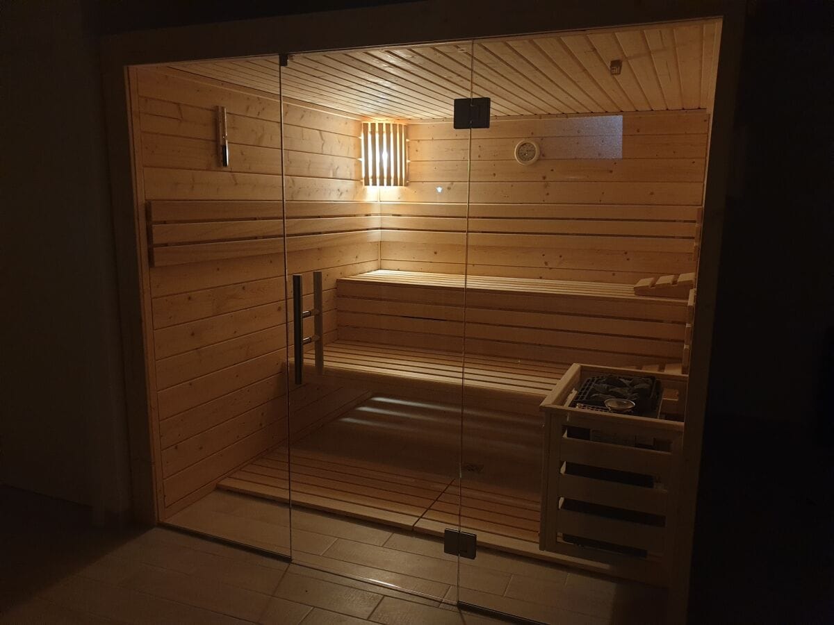 Sauna gegen Gebühr, Infrarotkabine kostenlos