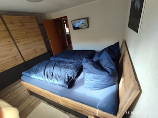 Schlafzimmer mit Kleiderschrank