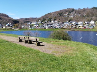 Bänke direkt am Rursee