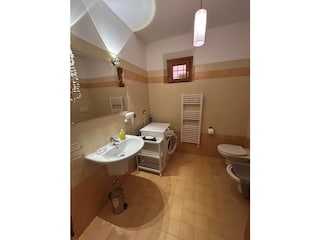 Bad mit Bidet und Fenster