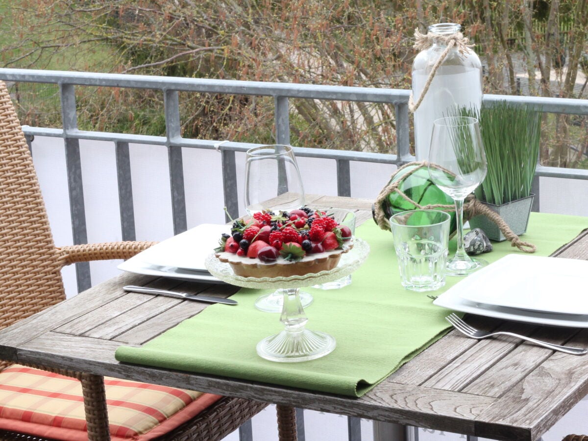 die Sonne auf dem Balkon genießen