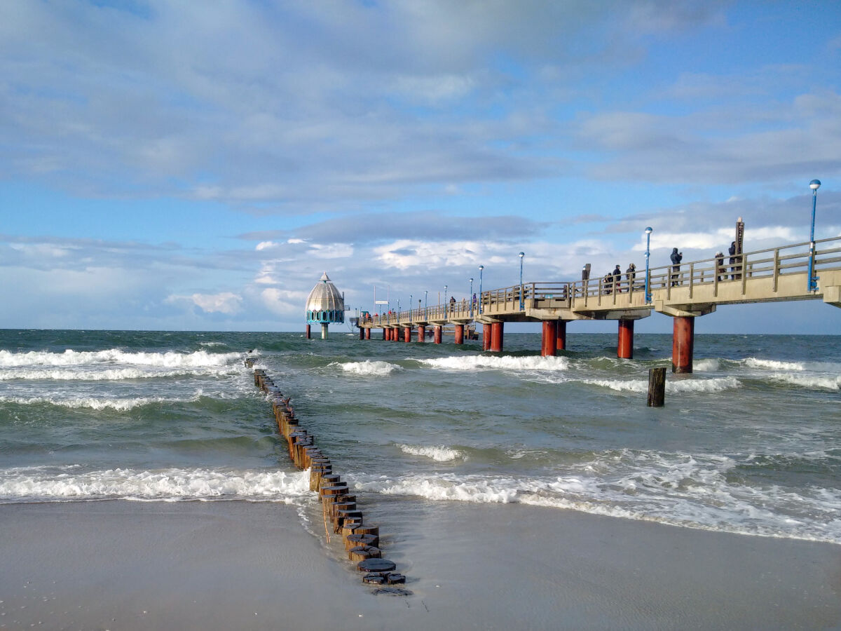 Seebrücke mit Tauchgondel