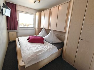 Großer Schrank mit viel Stauraum