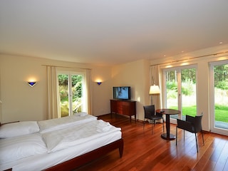 Schlafzimmer 1 EG mit Duschbad en Suite